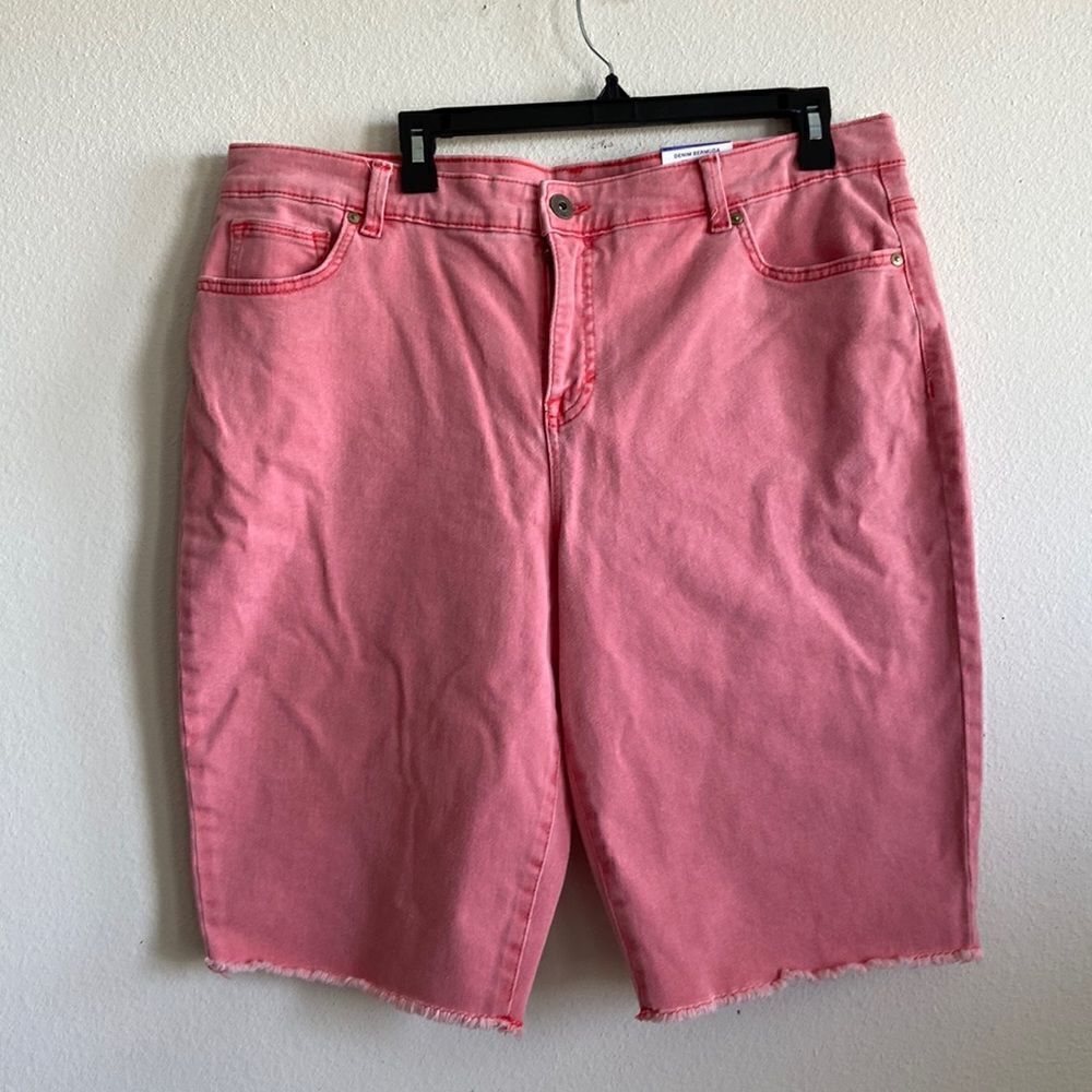 Style & Co Bermuda Short mid rise Size 18 Cherry Bliss color